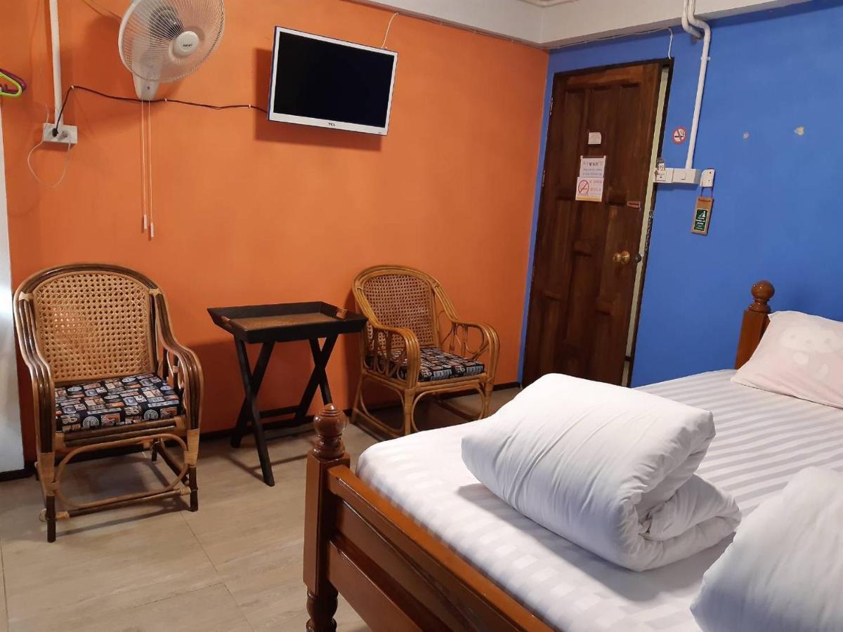 Hostal The Corner *
