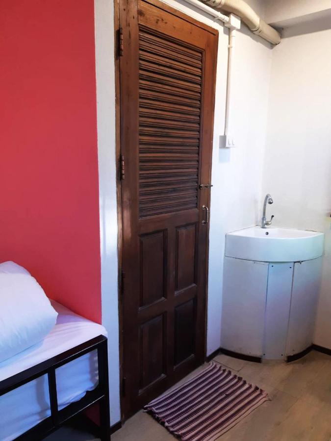 Hostal The Corner *